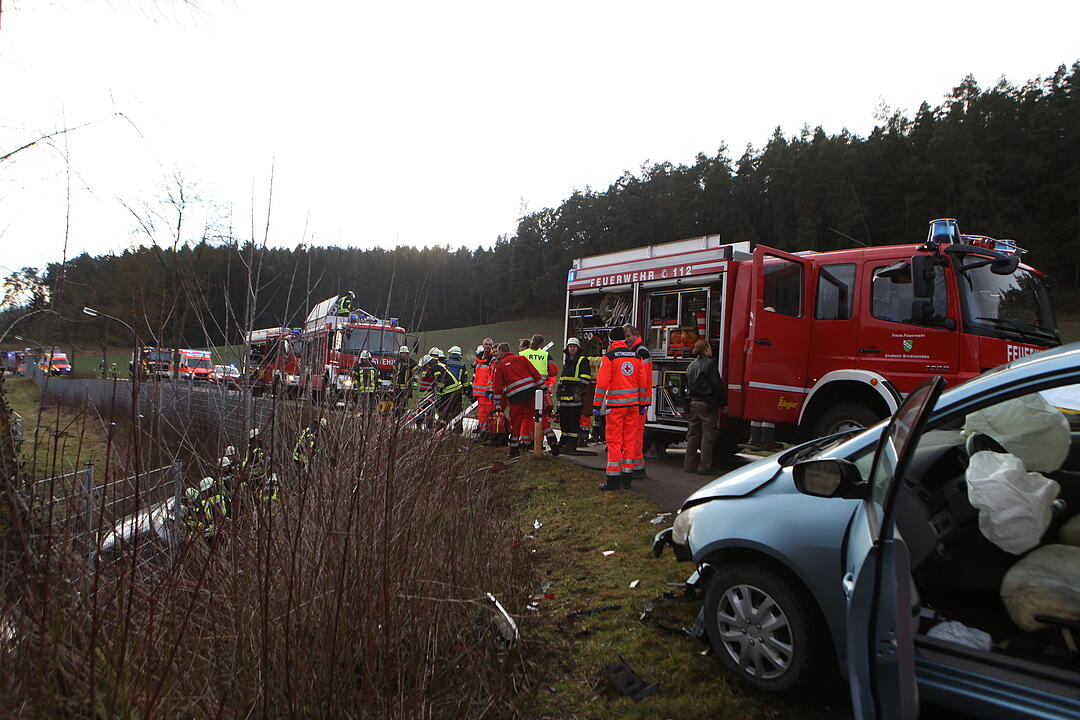 Auto stürzt nach Auffahrunfall bei Ansbach beinahe in Klärbecken