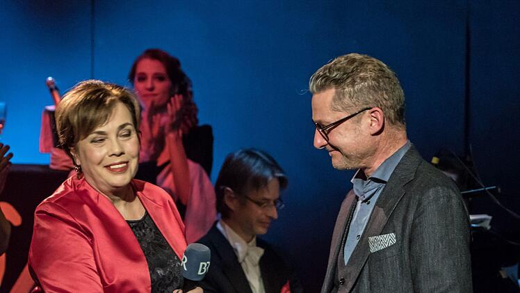 Der Operetten-Abend "Wir laden gern uns Gäste ein" bildete den festlichen Rahmen für die Verleihung der Auszeichnung "Operetten-Frosch" des Bayerischen Rundfunks an das Landestheater Coburg.Foto: Jochen Berger