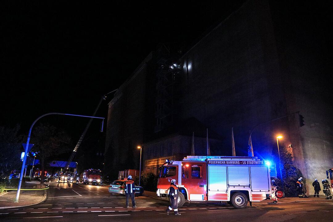 Malzfabrik Weyermann in Bamberg in Flammen: Einsatzkräfte kämpfen vor Ort gegen den Brand
