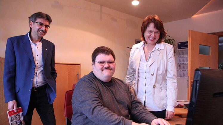 Der Reha-Berater der Agentur für Arbeit in Schweinfurt, Wolfgang Wirth (links) , freut sich, dass Matthias Witt eine Arbeitsstelle gefunden hat.Heike Beudert