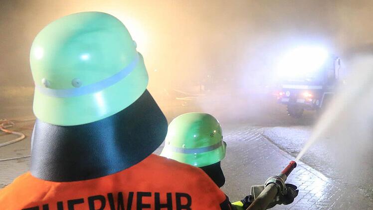 Im Hof  eines landwirtschaftlichen Anwesens im Altdorfer Ortsteil Raschbach (Landkreis Nürnberger Land) ist am Samstagnachmittag ein Feuer ausgebrochen.  Symbolfoto: Archiv/News5 /Herse