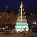 Die bunte Rekord-Weihnachtspyramide wurde am Freitag auf der Europawiese in Bad Kissingen feierlich illuminiert. Foto: Wolfgang D&uuml;nnebier