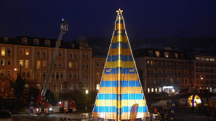 Die bunte Rekord-Weihnachtspyramide wurde am Freitag auf der Europawiese in Bad Kissingen feierlich illuminiert. Foto: Wolfgang D&uuml;nnebier