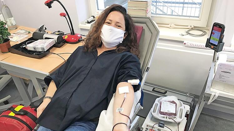 Julia Lambert geht mit gutem Beispiel voran: Die stellvertretende Schulleiterin gibt 500 Milliliter ihres Blutes ab.  Fotos: Michael Busch