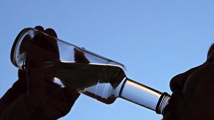 Ein Schluck aus der Pulle Schnaps: Die Aktionswoche weist auf die Gefahren des Alkoholkonsums hin.