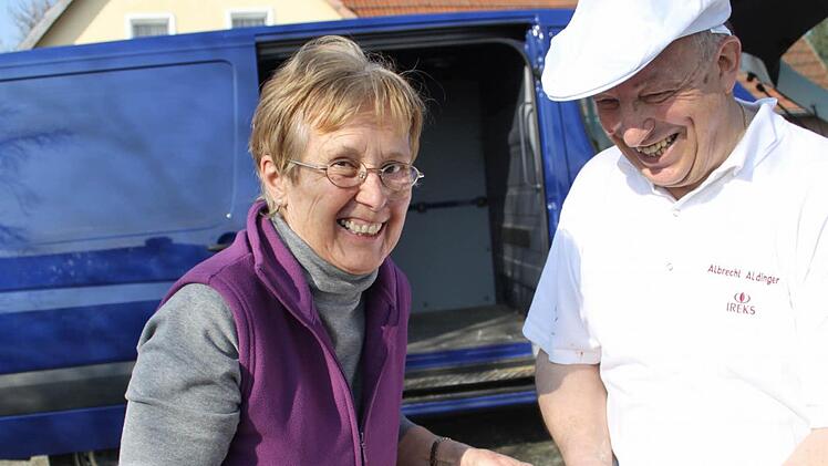 Elfriede Maisel (links) bringt ihr Brot zum Backen vorbei.