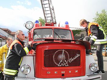 Wer die inneren Werte von Christa erforschen will, braucht schon ein bisschen Kraft: Mit vereinten Kräften heben Klaus Löppert und Florian Pieger und Bernhard Nehring (im Hintergrund, links) die Motorhaube ab - der Motor ist wie neu. Fotos: Sonja Adam
