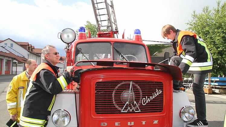 Wer die inneren Werte von Christa erforschen will, braucht schon ein bisschen Kraft: Mit vereinten Kräften heben Klaus Löppert und Florian Pieger und Bernhard Nehring (im Hintergrund, links) die Motorhaube ab - der Motor ist wie neu. Fotos: Sonja Adam