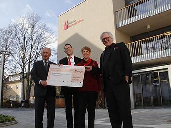 Wilhelm Polster (l.), Vorstandsvorsitzender der Norma-Stiftung, überreicht den Scheck an Heimleiter Johannes Kraus. Mit auf dem Bild Christine Becker, deren Angehöriger gepflegt wird, und Hermann Schoenauer (r.), Vorstandsvorsitzender der Diakonie Neuendettelsau. Foto: Josef Hofbauer