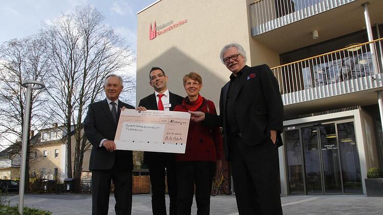 Wilhelm Polster (l.), Vorstandsvorsitzender der Norma-Stiftung, überreicht den Scheck an Heimleiter Johannes Kraus. Mit auf dem Bild Christine Becker, deren Angehöriger gepflegt wird, und Hermann Schoenauer (r.), Vorstandsvorsitzender der Diakonie Neuendettelsau. Foto: Josef Hofbauer