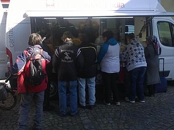 Beim Halt des Mobilen Sozialladens erledigen Bürgerinnen ihren Wocheneinkauf.  Foto: Privat