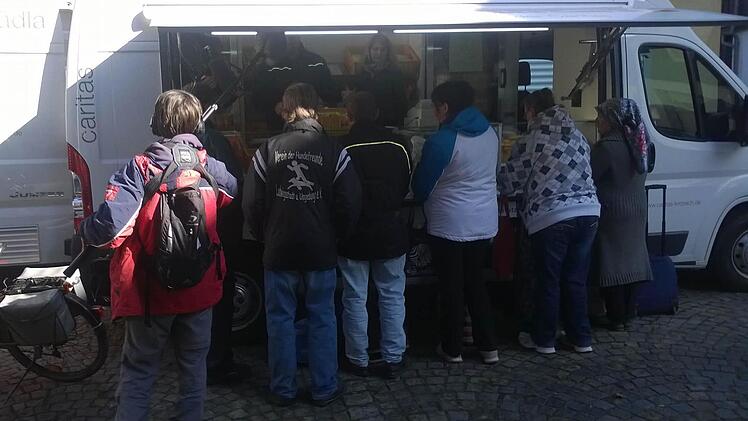 Beim Halt des Mobilen Sozialladens erledigen Bürgerinnen ihren Wocheneinkauf.  Foto: Privat