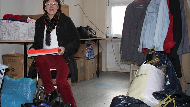 Im Lager: Helga Vierheilig vom Caritasverband für den Landkreis Bad Kissingen unterstützt das Kramlädchen in Bad Brückenau. Foto: Ulrike Müller