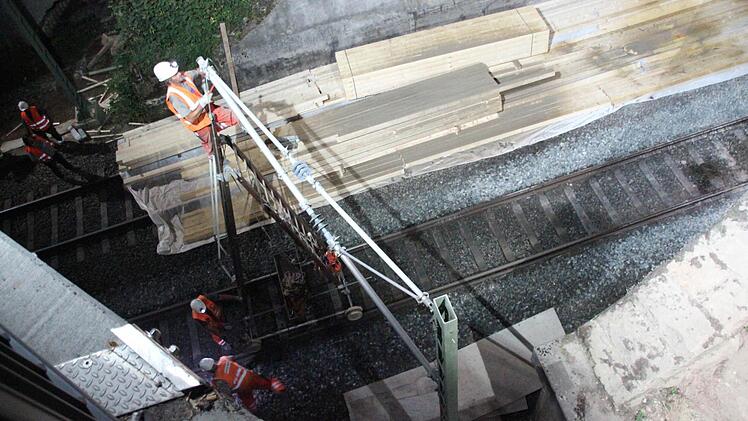 Mit Hilfe einer Stehleiter auf Schienen wurde die Oberleitung abgebaut.  Foto: Friedwald Schedel