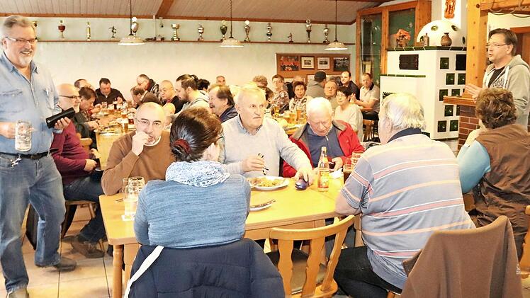 Der Gastraum war voll. Links Manfred Schock, rechts B&uuml;rgermeister Karsten Fischkal