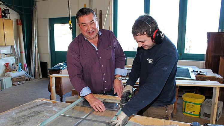 Meister Nagengast (links) und der künftige Lehrling Markus bei der Arbeit am Schlossfenster    Foto: Evi Seeger