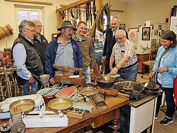 Die neue Heimatsstube, die im alten Rannunger Schulhaus eingerichtet worden  ist, besichtigte der Gemeinderat vor seiner jüngsten Sitzung. Hier werden Exponate aus alten   Haushalten, Werkstätten und Betrieben und aus der Landwirtschaft ausgestellt. Beim Dorffest, das mit dem Großereignis "Wunderbar Wanderbar" der Allianz Schweinfurter Oberland verbunden ist,  wird die Heimatsstube geöffnet.  Dieter Britz