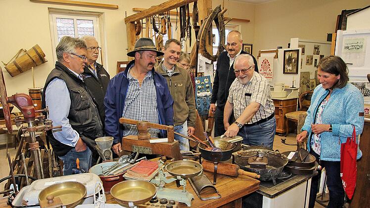 Die neue Heimatsstube, die im alten Rannunger Schulhaus eingerichtet worden  ist, besichtigte der Gemeinderat vor seiner jüngsten Sitzung. Hier werden Exponate aus alten   Haushalten, Werkstätten und Betrieben und aus der Landwirtschaft ausgestellt. Beim Dorffest, das mit dem Großereignis "Wunderbar Wanderbar" der Allianz Schweinfurter Oberland verbunden ist,  wird die Heimatsstube geöffnet.  Dieter Britz