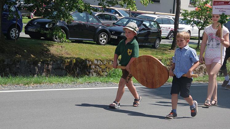 Der gro&szlig;e Festumzug bildete den H&ouml;hepunkt des 125-j&auml;hrigen Jubil&auml;ums der FFW Gifting. Foto: Heike Sch&uuml;lein