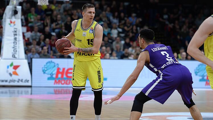 Gregor Hrovat wird vom Göttinger Dominic Lockhart abgeschirmt. Foto: Peter Mularczyk