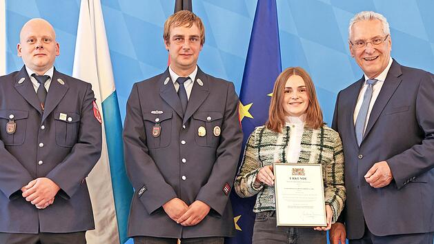 Bayerns Innen- und Katastrophenschutzminister Joachim Herrmann (rechts) zeichnete in Fürstenfeldbruck die Maßbacher Firma Landschaftsservice Herkt als ehrenamtsfreundlichen Betrieb aus.