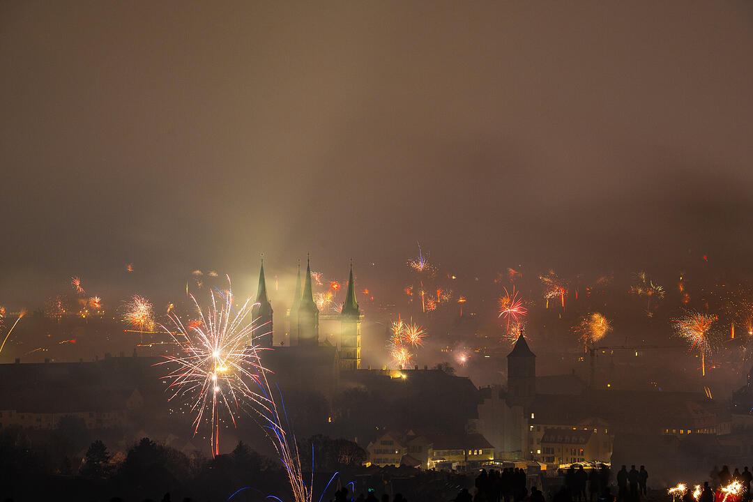 Silvester 2025: Bamberg schießt sich ins neue Jahr 2025 - Feuerwerk über der Domstadt Silvester 2025: Bamberg schießt sich ins neue Jahr 2025 - Feuerwerk über der Domstadt
