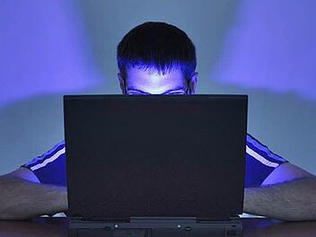 Statt der Zahl der Wohnungseinbrüche steigt die der Internetkriminalität.  Foto: Archiv/Imago