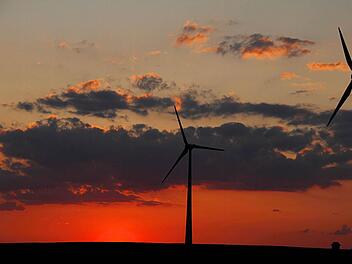 Geht es nach dem Regionalen Planungsverband, soll die Energiewende mit dem Bau weiterer Windräder vorangebracht werden. Im Landkreis Haßberge drehen sich nur wenige Rotoren. Die meisten stehen an der Landkreisgrenze bei Gädheim (unser Bild).  Foto: René Rupprecht
