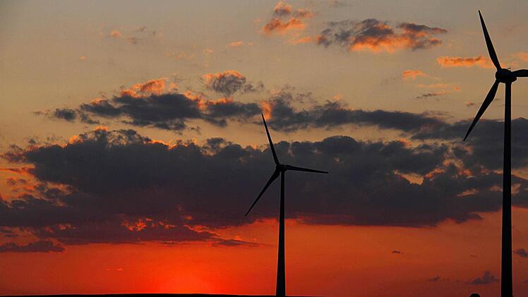 Geht es nach dem Regionalen Planungsverband, soll die Energiewende mit dem Bau weiterer Windräder vorangebracht werden. Im Landkreis Haßberge drehen sich nur wenige Rotoren. Die meisten stehen an der Landkreisgrenze bei Gädheim (unser Bild).  Foto: René Rupprecht