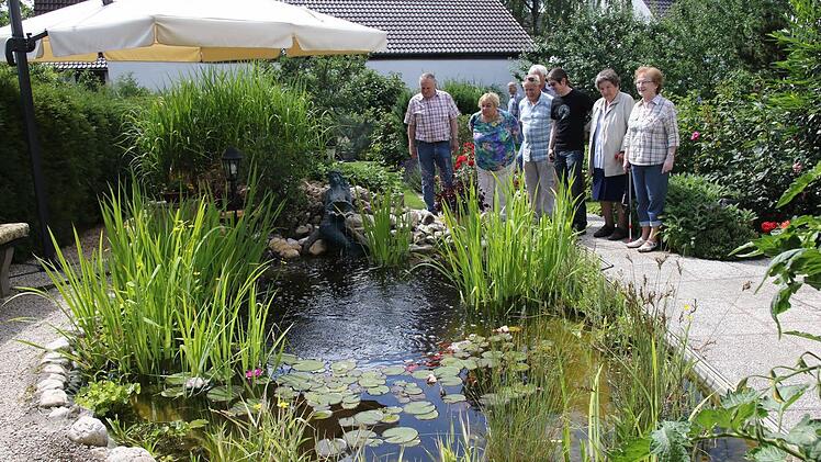 Der Gartenteich steht im Mittelpunkt des Gartens von Winfried und Gerda Müller. Foto: Michael Stelzner
