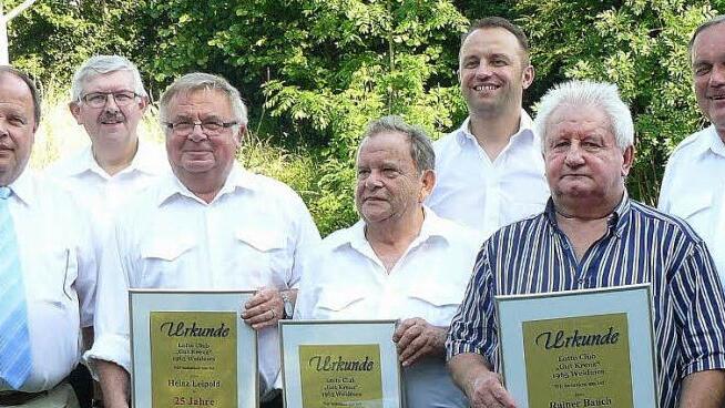 Vier langjährigen Glücksrittern dankte der Lotto-Club "Gut Kreuz" Weidmes für Treue und Engagement. Von links: Bürgermeister Werner Burger, 2. Vorsitzender Thomas Rosenberger, Heinz Leipold (25 Jahre), Lothar Hofmann (40), Kassier Andreas Greim, Rainer Bauch (40) und Lotto-Präsident Klaus-Peter Wulf. Es fehlt Ehrenpräsident Jakob Wirth. Fotos: Klaus-Peter Wulf