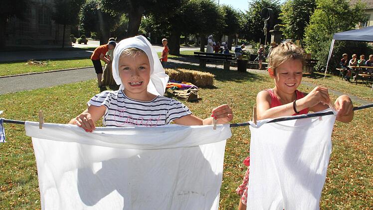 ... dann heißt es: Nach dem Waschen darf die Wäsche an der Luft trocknen.  Foto: Gerda Völk