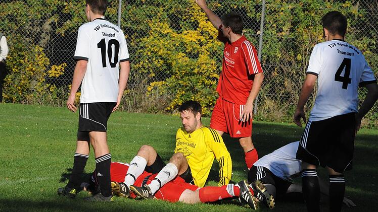 Szene aus dem Spiel des TSV Rothhausen/Thundorf (weiße Trikots) gegen den TSV Maßbach (1:1). Foto: Hopf