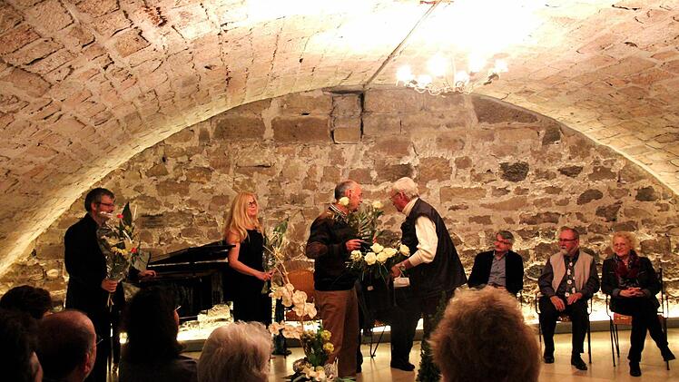 Hans Joachim Laugwitz dankt allen mit Blumen Foto: Johanna Blum