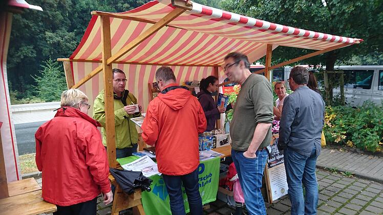 Einige Besucher nutzten die überdachten Stände, um sich zu informieren und sich vor dem Regen zu schützen.  Foto: Petra Malbrich