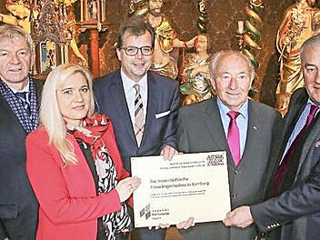 Landrat Johann Kalb, Gesundheitsministerin Melanie Huml, Bürgermeister Christian Lange, Pankraz Deuber und Kultusminister Ludwig Spaenle (von links) bei der Überreichung der Auszeichnung Foto: RiegerPress