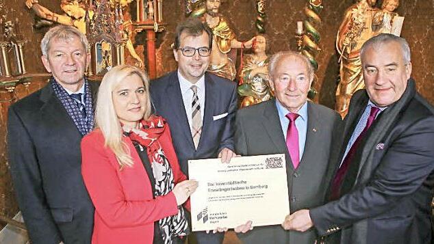 Landrat Johann Kalb, Gesundheitsministerin Melanie Huml, Bürgermeister Christian Lange, Pankraz Deuber und Kultusminister Ludwig Spaenle (von links) bei der Überreichung der Auszeichnung Foto: RiegerPress
