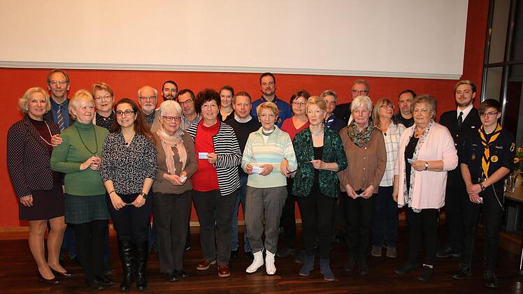 Auch diese Männer und Frauen bekamen die Ehrenamtskarte in Blau.  Foto: Desombre