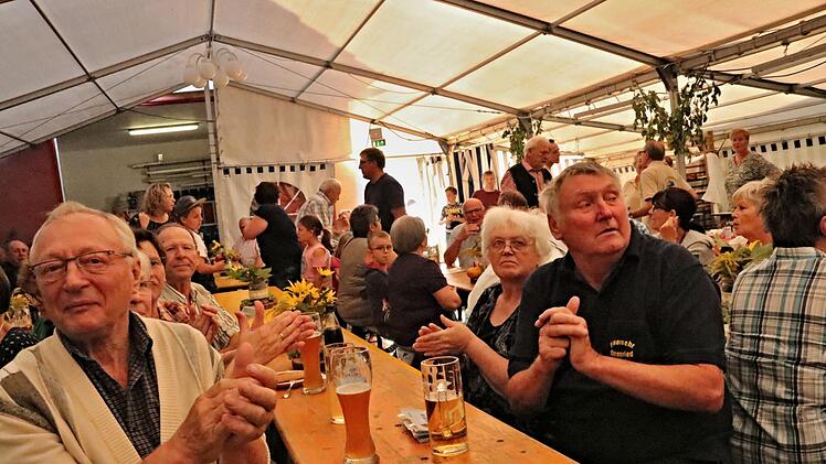 Stimmung im Festzelt. Zur Blasmusik von "Dieter" klatschten die Besucher kräftig mit.