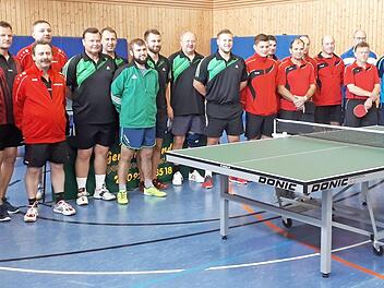 Die teilnehmenden Mannschaften am Tischtennis-Jubiläumscup 2018 des TTC Brauersdorf: von links FC Pressig, SV Rothenkirchen (grün), TV Marienroth (rot), TTC Brauersdorf (blau)  Foto: Karl-Heinz hofmann