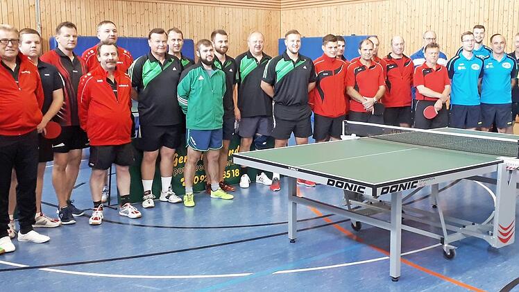 Die teilnehmenden Mannschaften am Tischtennis-Jubiläumscup 2018 des TTC Brauersdorf: von links FC Pressig, SV Rothenkirchen (grün), TV Marienroth (rot), TTC Brauersdorf (blau)  Foto: Karl-Heinz hofmann