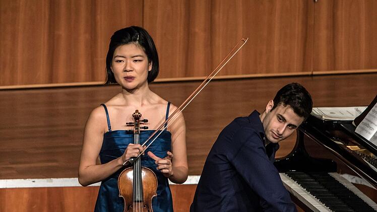 Die Geigerin Mayumi Kanagawa  und der Pianist  Ido Ramot beeindruckten bei ihrem Duoabend im Coburger Kongresshaus.Foto: Jochen Berger