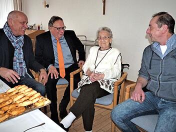 Zum 90. Geburtstag von Gerda Hubrich gratulierten (von links) Bürgermeister Hermann Anselstetter, stellvertretender Landrat Dieter Schaar und Sohn Norbert Hubrich, der einst beim VfR Neuensorg in der Bezirksliga ein gefürchteter Stürmer war. Foto: Werner Reißaus