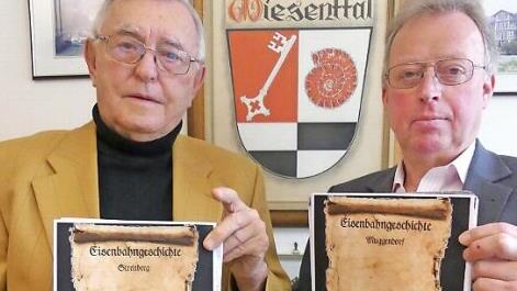 Hermann Meißner (l.) und Bürgermeister Helmut Taut mit den Forschungsergebnissen Meißners. Foto: Paul Pöählmann