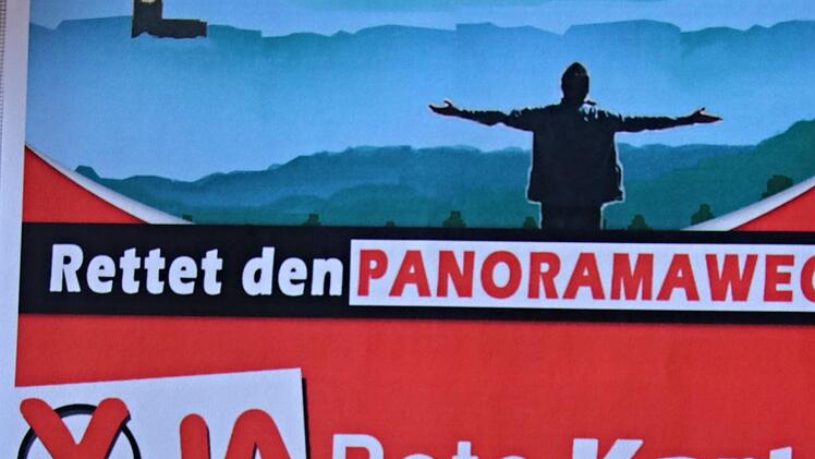 Dieser Flyer der Bürgerinitiative Buch fordert auf dem Solarparkt beim Volksentscheid mit dem "JA-Kreuz" die "Rote Karte" zu zeigen. Foto: Helmut Will