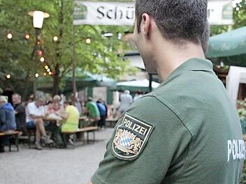 Auf dem Annafest ist die Polizei präsent, in dem Fall der möglichen Körperverletzung, der jetzt verhandelt wird, rückten die Beamten mit zwei Einsatzfahrzeugen an. Foto: Josef Hofbauer/Archiv