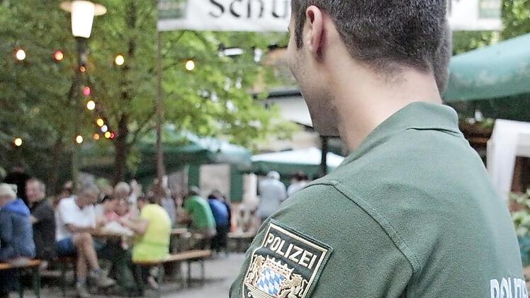 Auf dem Annafest ist die Polizei präsent, in dem Fall der möglichen Körperverletzung, der jetzt verhandelt wird, rückten die Beamten mit zwei Einsatzfahrzeugen an. Foto: Josef Hofbauer/Archiv
