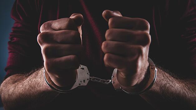 Mann (37) rastet v&ouml;llig aus - Filialleiterin geschlagen und Polizeiauto besch&auml;digt