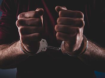 Mann (37) rastet völlig aus - Filialleiterin geschlagen und Polizeiauto beschädigt