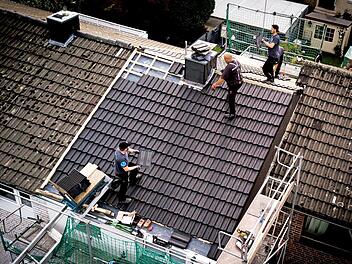Auch in Corona-Zeiten viel zu tun: Dachdecker sollen mehr Geld für ihre Arbeit bekommen, fordert die IG BAU. Die Auftragsbücher der Firmen seien voll, die Wartezeiten für Handwerker lang.  Foto: IG BAU